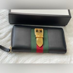 Gucci Sylvie black zippy aroun wallet